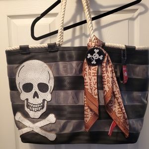 Harveys seatbelt bag Skully